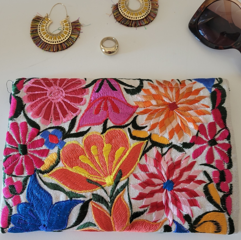 Embroidered clutch - Picture 2 of 4